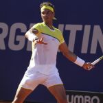 Nadal devuelve una bola al italiano Paolo Lorenzi el, viernes 12 de febrero de 2016, durante un partido por los cuartos de final del torneo ATP de Buenos Aires (Argentina)