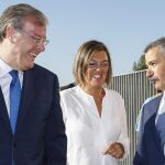 La consejera de Agricultura y Ganadería, Milagros Marcos; conversa con el alcalde de León, Antonio Silván; y el consejero delegado del Grupo Oblanca, Javier Álvarez