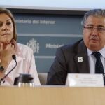 El ministro del Interior, Juan Ignacio Zoido, acompañado de la ministra de Defensa, María Dolores de Cospedal, durante la presentación del tercer número de los Cuadernos del Centro Memorial de las Víctimas del Terrorismo