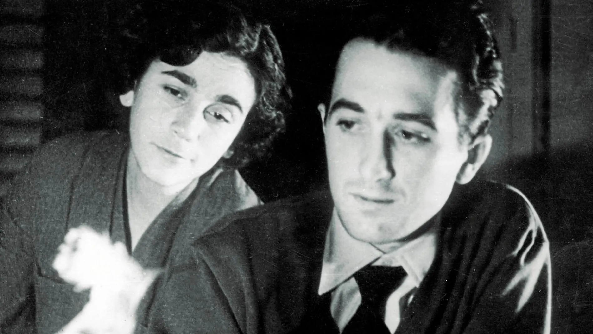Rafael Sánchez Ferlosio y su esposa Carmen Martín Gaite, tras recibir el Premio Nadal de 1955