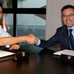 Sergio Busquets, en el momento de firmar su renovación junto al presidente culé, Josep María Bartomeu / FCB