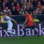 Captura del momento en el que Odegaard dribla a Busquets / Twitter