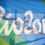 Un operario prepara la cancha en la playa de Copacabana