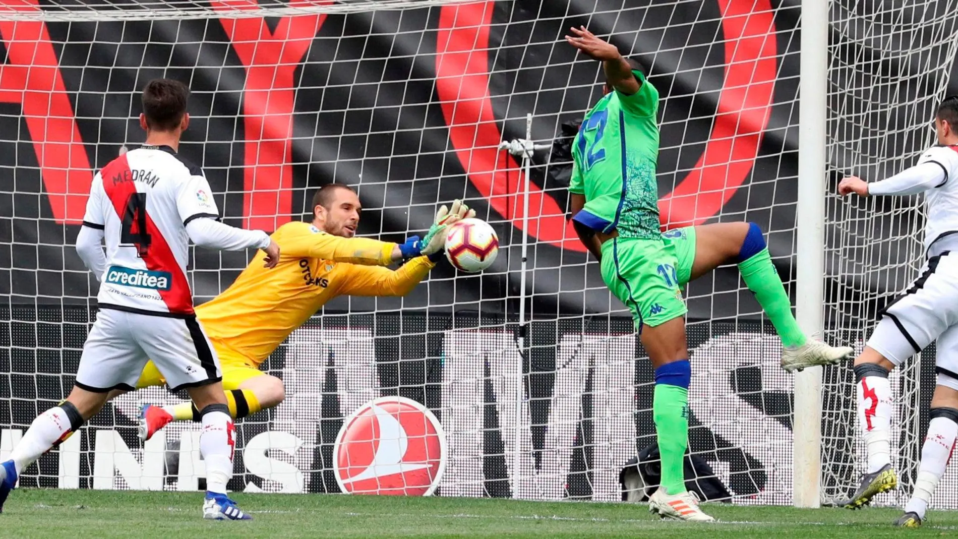 Pau López desvía con los puños un cabezazo de Raúl de Tomás en la primera parte del partido de ayer / Foto: Efe