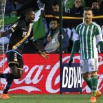 El delantero del Rayo Vallecano Manucho (i) celebra tras marcar su segundo gol ante el Real Betis