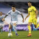 El defensa del Celta de Vigo Hugo Mallo (i) controla el balón ante el delantero brasileño del Villarreal Leo Baptistao (d)