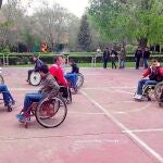 Los escolares practican deportes paralímpicos.