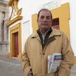 El ganadero Antonio Miura, en los aledaños de la Maestranza de Sevilla