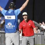 Jon Rahm acaba de dar un golpe magistral que le proclama campeón y lo celebra alborozado con su caddie