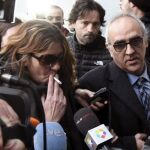 La madre de Nadia, Margarita Garau, rodeada de un enjambre de cámaras y acompañada por su abogado, Alberto Martín