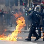 Los manifestantes hanzado cócteles molotov contra la policía.