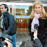 Josep Santacana junto a su ex mujer, Arantxa Sánchez Vicario, en el entierro del padre de ella, Emilio Sánchez, en Barcelona