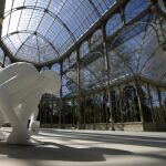 "Atarse los zapatos", de Charles Ray, en el Palacio de Cristal