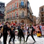 Actuación de La compañía portuguesa Mimo’s Dixie Band que estrenó su espectáculo itinerante «Mimo´s Street Parade»
