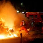 Varios coches han sido quemados durante las protestas/Reuters/Vídeo: Angel Luis de Santos