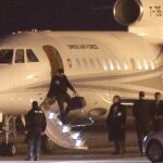 Varias personas bajan del avión suizo que ha partido de Teherán