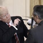 El presidente estadounidense, Donald Trump, sujeta un dron en un acto hoy en la Casa Blanca.