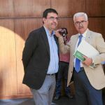 El portavoz parlamentario socialista, Mario Jiménez, y el vicepresidente de la Junta, Manuel Jiménez Barrios, ayer en la Cámara