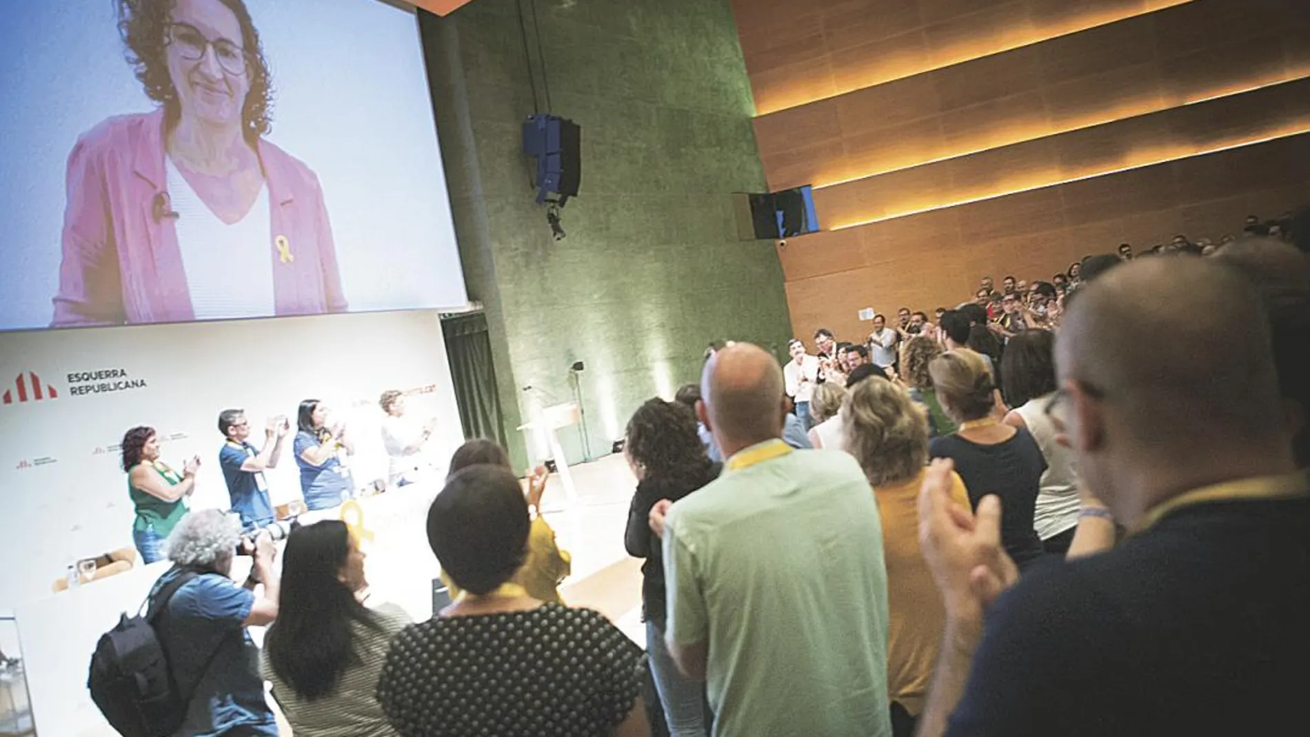 Marta Rovira reaparece. Igual que Carles Puigdemont durante la campaña electoral de JxCat y en otros muchos actos, la secretaria general de ERC reapareció ayer por videoconferencia en el Consell Nacional