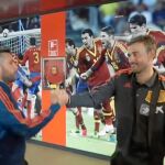 Jordi Alba y Luis Enrique se saludaron y se abrazaron como dos viejos conocidos. El reencuentro en Las Rozas fue cordial. Foto: Sefutbol.com