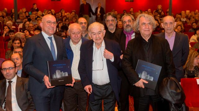 El presidente de la Diputación de Valladolid, Jesús Julio Carnero, presenta, en un abarrotado Teatro Zorrilla, el libro «Noches de piedras y lunas», junto al autor Ángel Marcos, y algunos de los colaboradores; Antonio Carvajal, Fermín Herrero, Antonio Gamoneda,Diego Fernández Magdaleno, Carlos Aganzo y Antonio Piedra