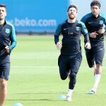 Suárez, Messi y Neymar corren en el entrenamiento de ayer, el último antes de recibir a la Juve