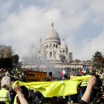 Los chalecos amarillos frente a la basílica del Sagrado Corazón, de París