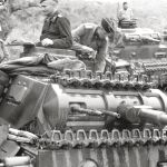 Hermann Balk, coronel del 3. er Regimiento Panzer, con un prisionero neozelandés. Foto: Bundesarchiv