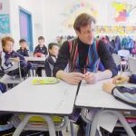 Edu Soto con los chavales de una escuela en «El árbol de los deseos»