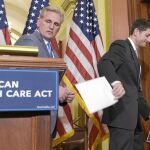 El portavoz republicano de la Cámara de Representantes, Paul Ryan, junto al líder de la mayoría, Kevin McCarthy