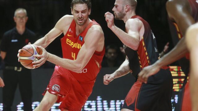 El jugador del equipo nacional de baloncesto español Pau Gasol (i) en acción contra Pierre-Antoine Gillet (d) de Bélgica