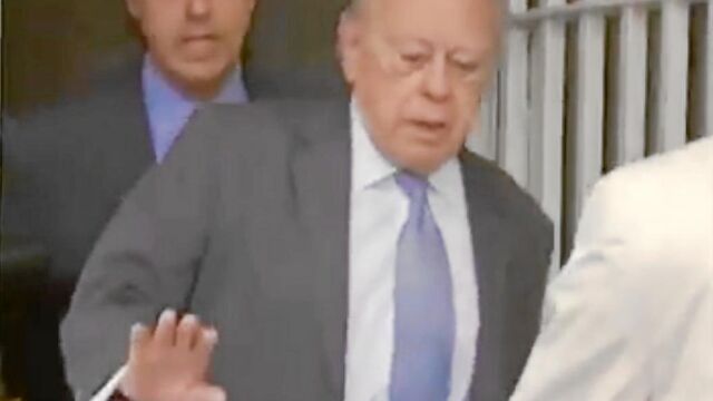 El ex presidente catalán Jordi Pujol, saliendo ayer de su domicilio en Barcelona