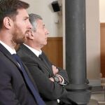 Leo Messi y su padre, Jorge Horacio, en la sala de la Audiencia de Barcelona
