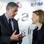 El candidato del PPC a la Presidencia de la Generalitat de Cataluña, Xavier García Albiol (i), conversa con la secretaria general del PP y ministra de Defensa, María Dolores de Cospedal (d), antes de intervenir en un desayuno informativo, hoy en Madrid