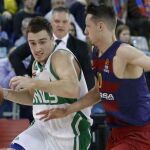 El alero sueco del FC Barcelona Lassa, Marcus Eriksson (d), ante la oposición de Danilo Andusic (i), del Unics Kazan, durante el partido