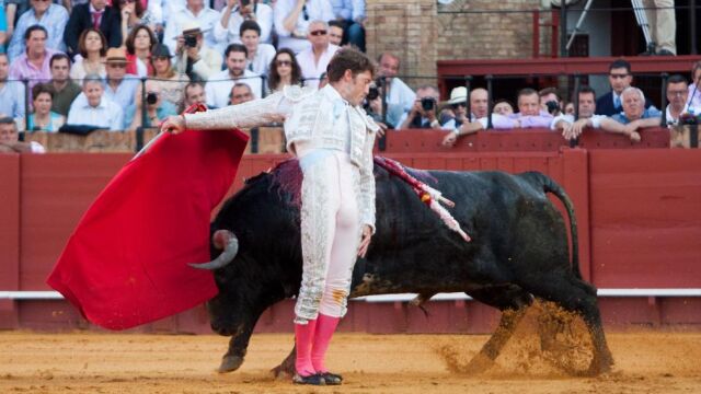 Manuel Escribano se pasa por la espalda a «Datilero», el sexto de Miura