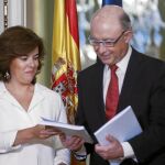 La vicepresidenta del Gobierno, Soraya Sáenz de Santamaría, y el ministro de Hacienda, Cristóbal Montoro, ayer
