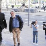 El ex consejero delegado de Adigsa, Josep Antoni Fontdevila, a la derecha, ayer, antes de la sesión del juicio