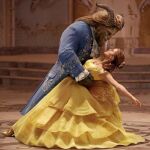 La estética y la puesta en escena del filme de Condon tiene bastantes puntos en común con la cinta animada de 1991, como la escena del baile