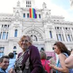 Carmena inauguró ayer la primera bandera del Orgullo gay participativa, que cuenta con 100.000 lazos de colores y 12 metros de largo