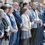 a clase política catalana guardó ayer un emotivo minuto de silencio a las puertas del Parlament en recuerdo de las víctimas del atentado terrorista ocurrido este miércoles en el corazón de Londres. La Mesa del Parlament, los líderes de los propios y varios consellers encabezaron el acto.