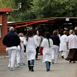 Un grupo de sanitarios protesta contra el aumento de agresiones que sufren