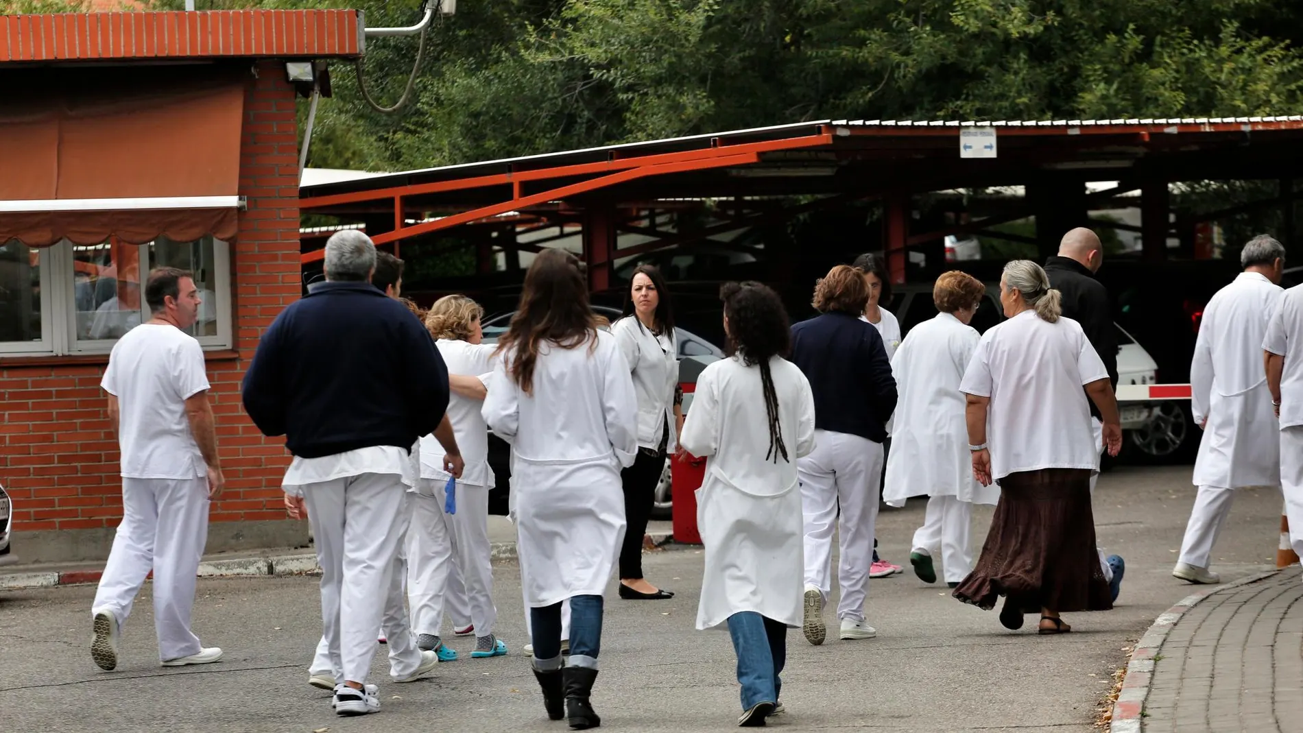 Un grupo de sanitarios protesta contra el aumento de agresiones que sufren