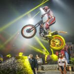 Toni Bou disputándose su último mundial
