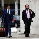 Álvaro Pérez Alonso (d), el "Bigotes", a su llegada esta mañana a la Audiencia Nacional en San Fernado de Henares, donde comienza hoy a declarar en el macrojuicio por la trama Gürtel