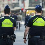 Policías patrullan por la calle Meir, el principal bulevar peatonal de Amberes, donde fue detenido un hombre tras entrar a gran velocidad con su vehículo