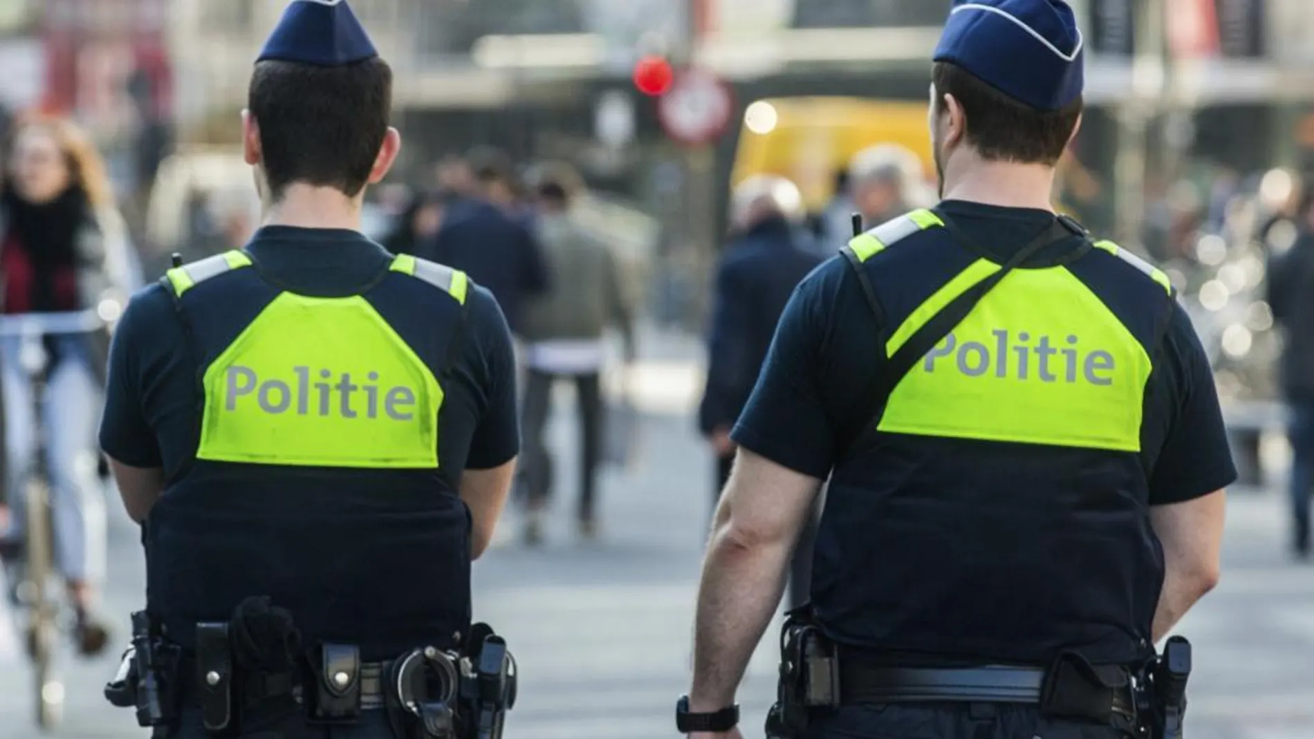 Policías patrullan por la calle Meir, el principal bulevar peatonal de Amberes, donde fue detenido un hombre tras entrar a gran velocidad con su vehículo