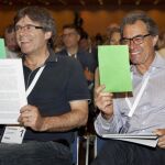 Carles Puigdemont y Artur Mas durante la sesión matutina de la segunda jornada del XVIII Congreso de refundación de CDC.