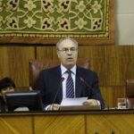 El presidente del Parlamento, flanqueado por las vicepresidentas Teresa Jiménez (PSOE) y Esperanza Oña (PP)