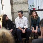 El secretario general del PSOE, Pedro Sánchez, durante la reunión que ha mantenido con colectivos y expertos en violencia de género, hoy en Madrid.